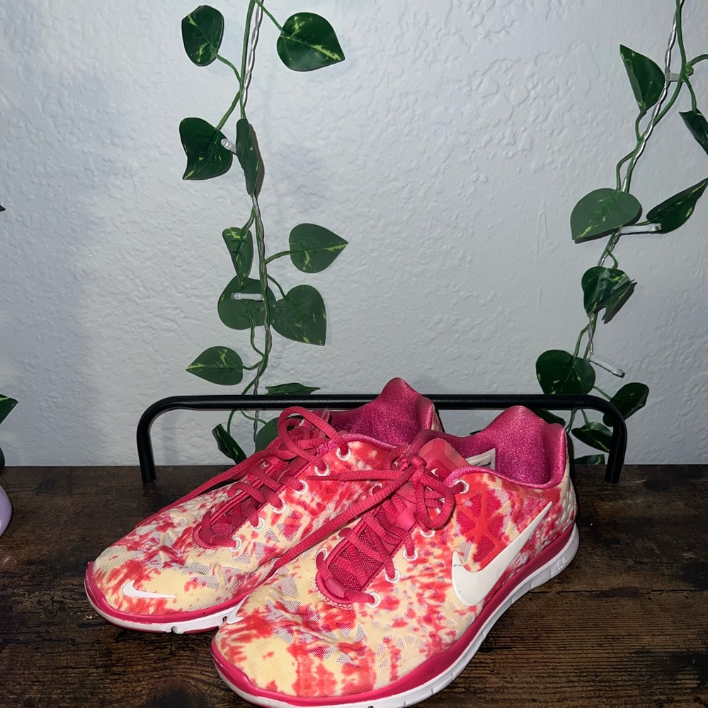 Nike Women's Pink and White Athletic Shoes